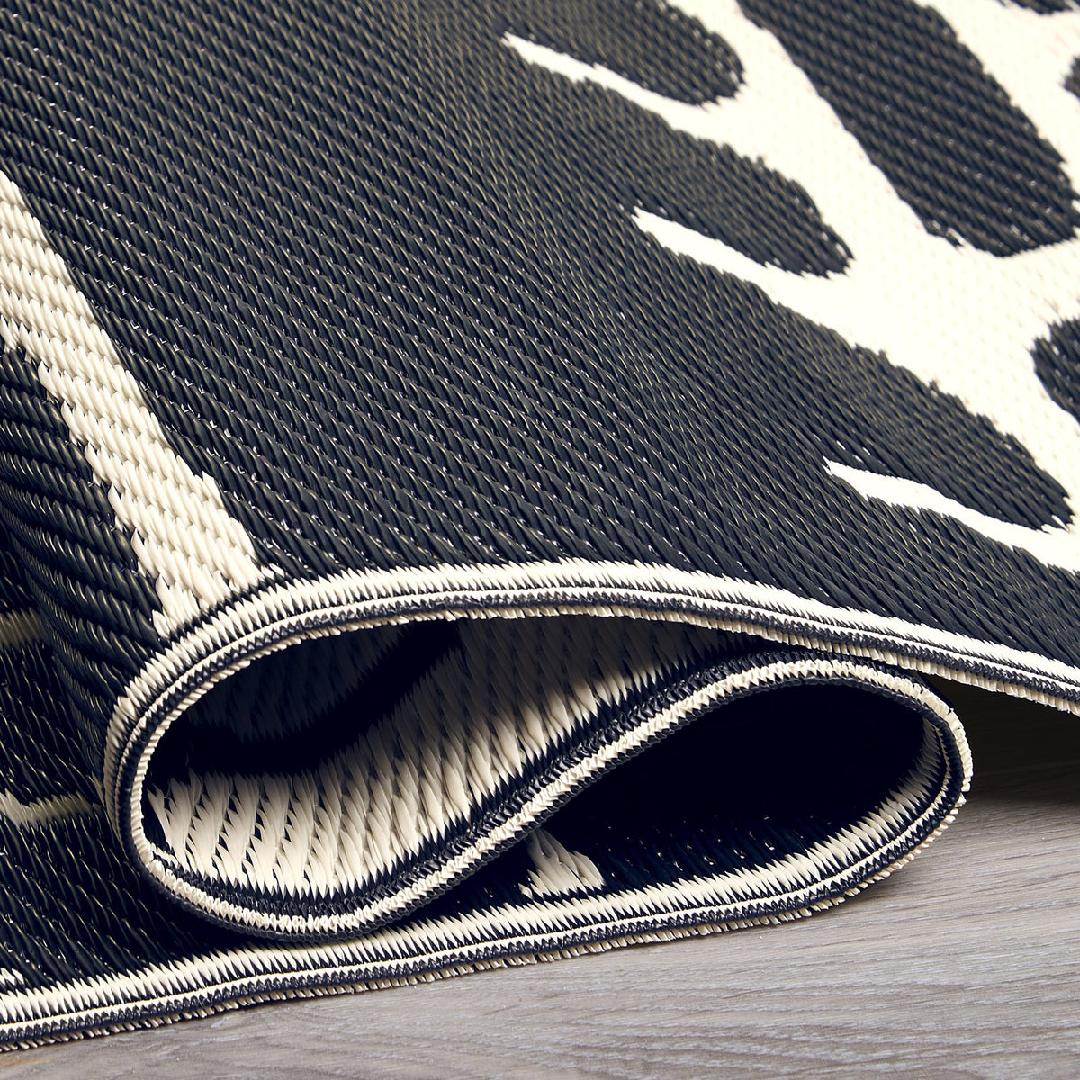 Black & White Outdoor Rug, close-up of pile texture
