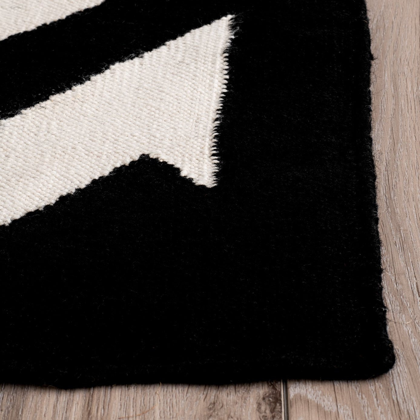 Vancouver - Black Modern Indoor/Outdoor Rug for Kitchen - (2' x 3')